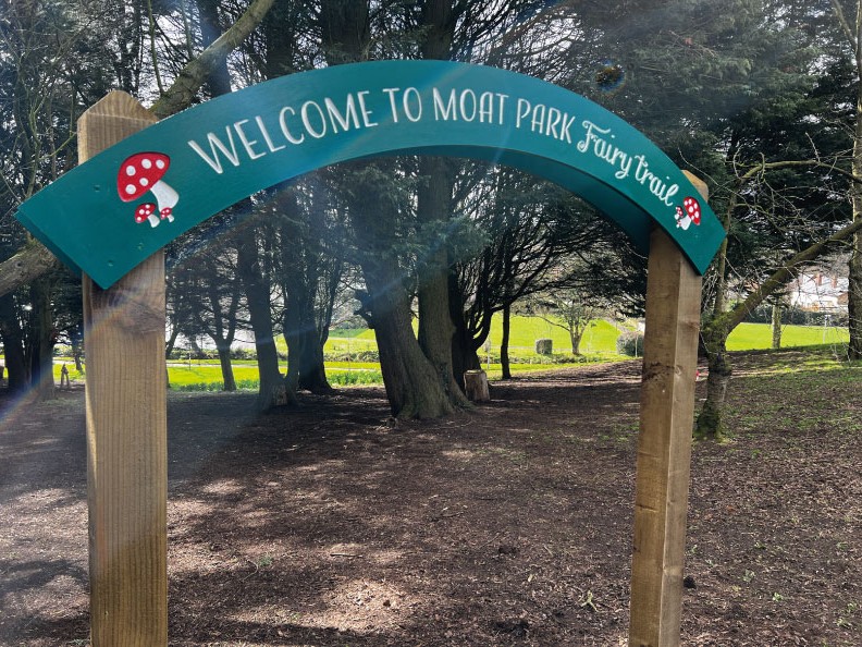 welcome sign for moat park fairy trail